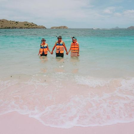 Komodoku One Love Homestay And Tour Labuan Bajo Exterior foto