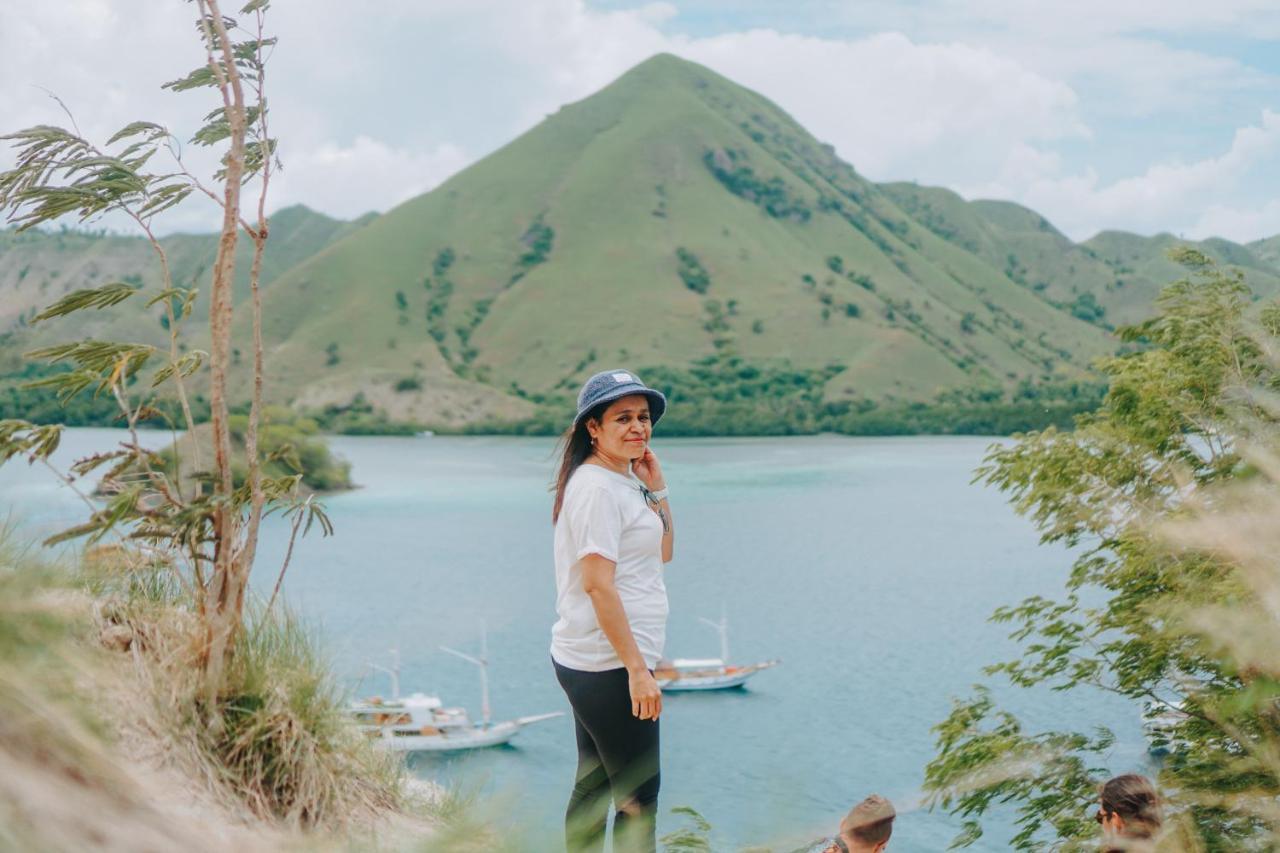 Komodoku One Love Homestay And Tour Labuan Bajo Exterior foto