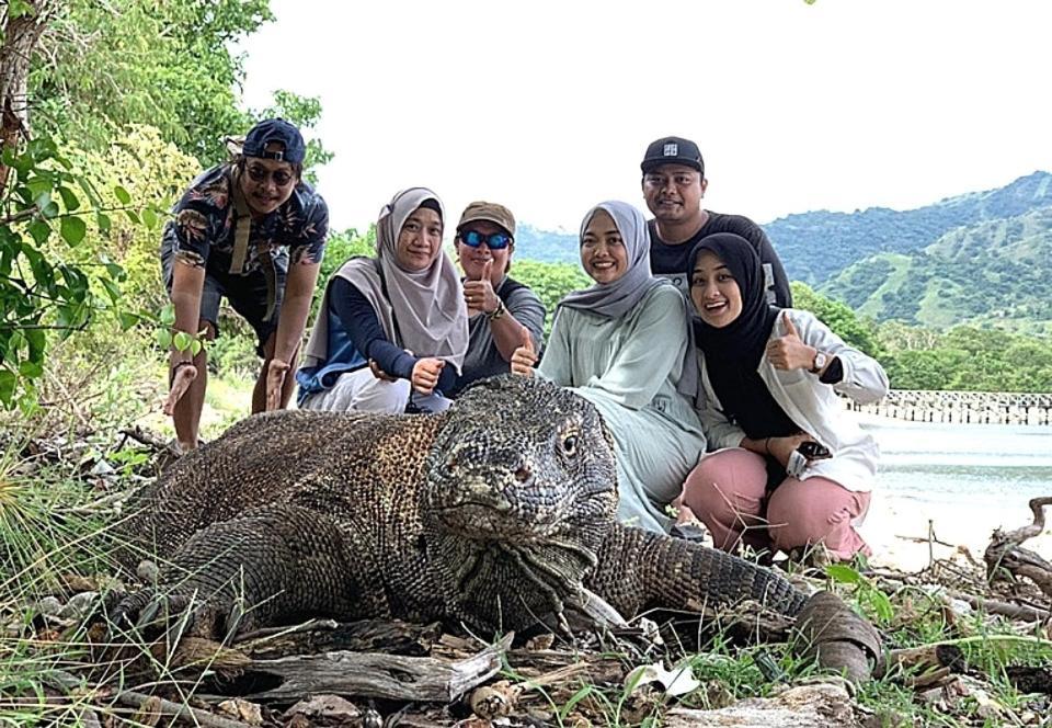 Komodoku One Love Homestay And Tour Labuan Bajo Exterior foto