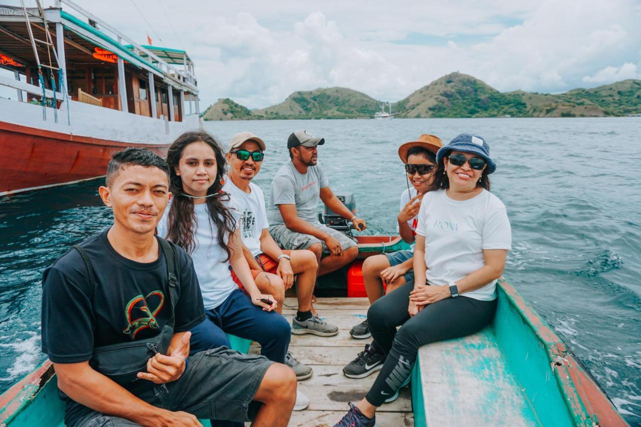 Komodoku One Love Homestay And Tour Labuan Bajo Exterior foto