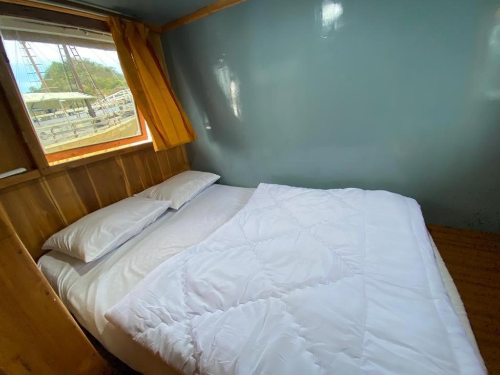 Komodoku One Love Homestay And Tour Labuan Bajo Exterior foto