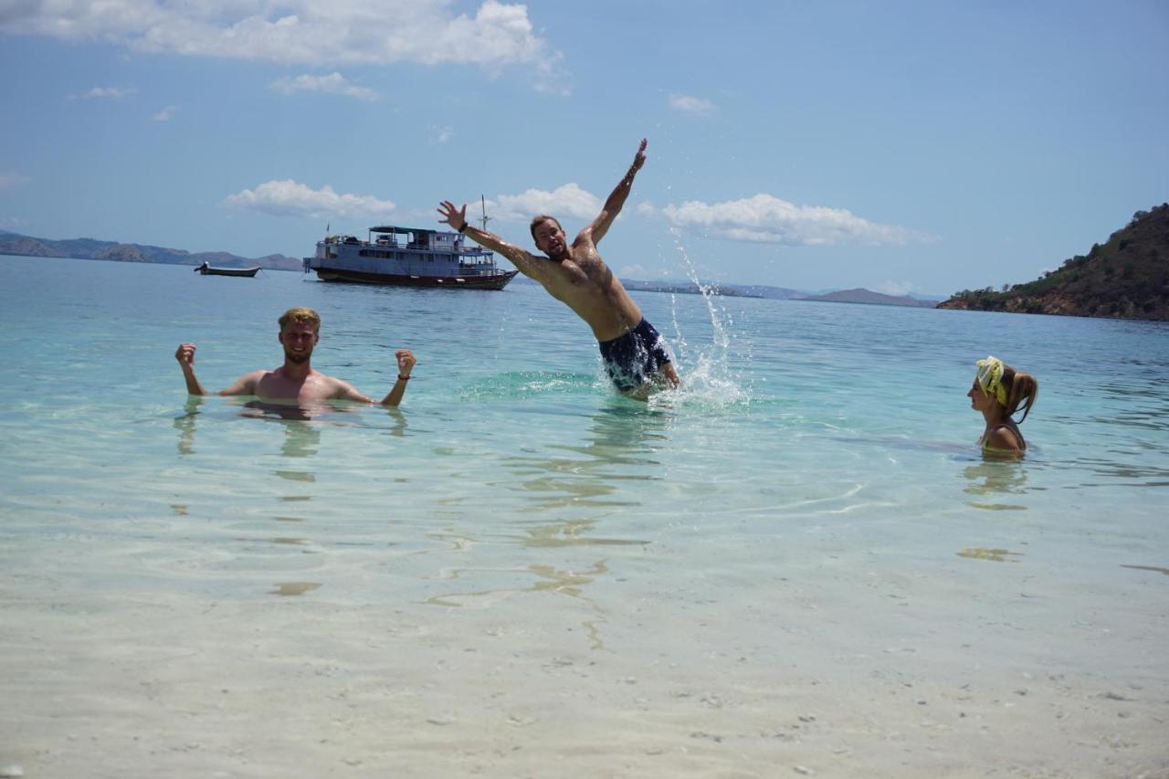 Komodoku One Love Homestay And Tour Labuan Bajo Exterior foto
