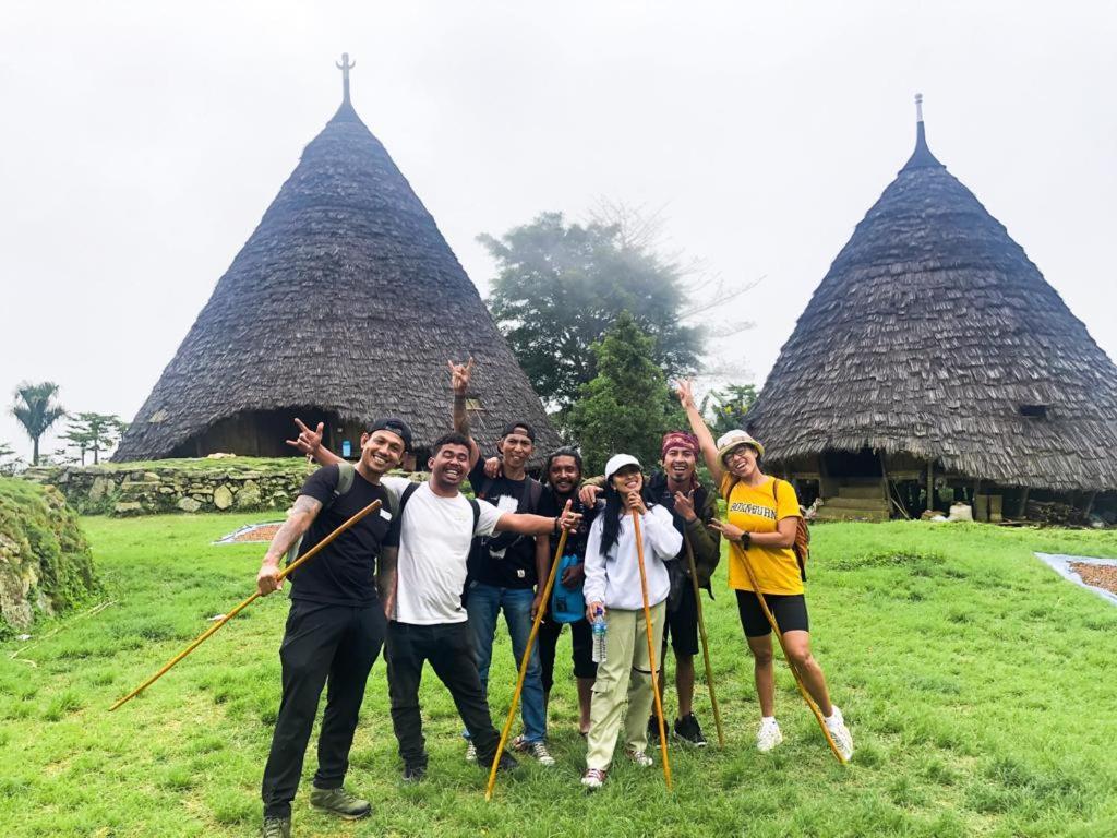 Komodoku One Love Homestay And Tour Labuan Bajo Exterior foto