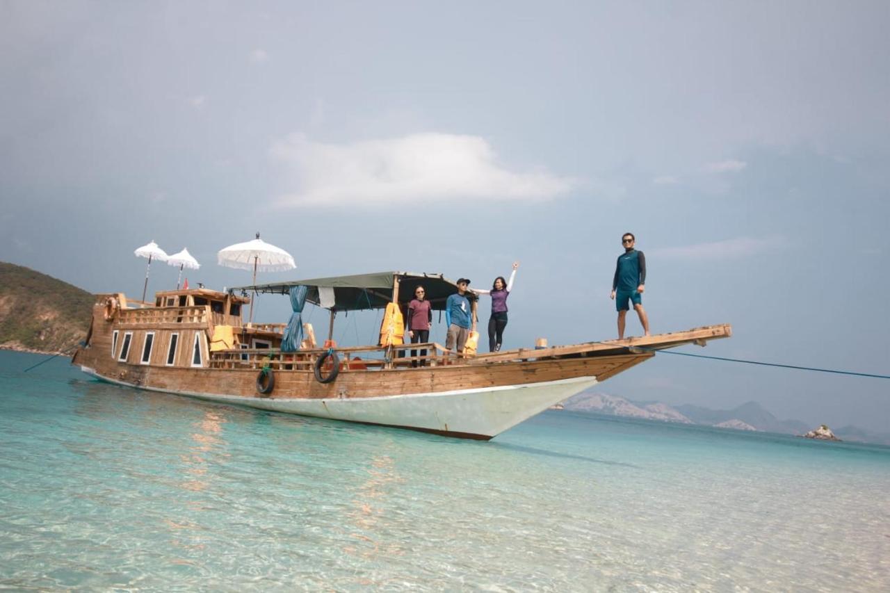 Komodoku One Love Homestay And Tour Labuan Bajo Exterior foto