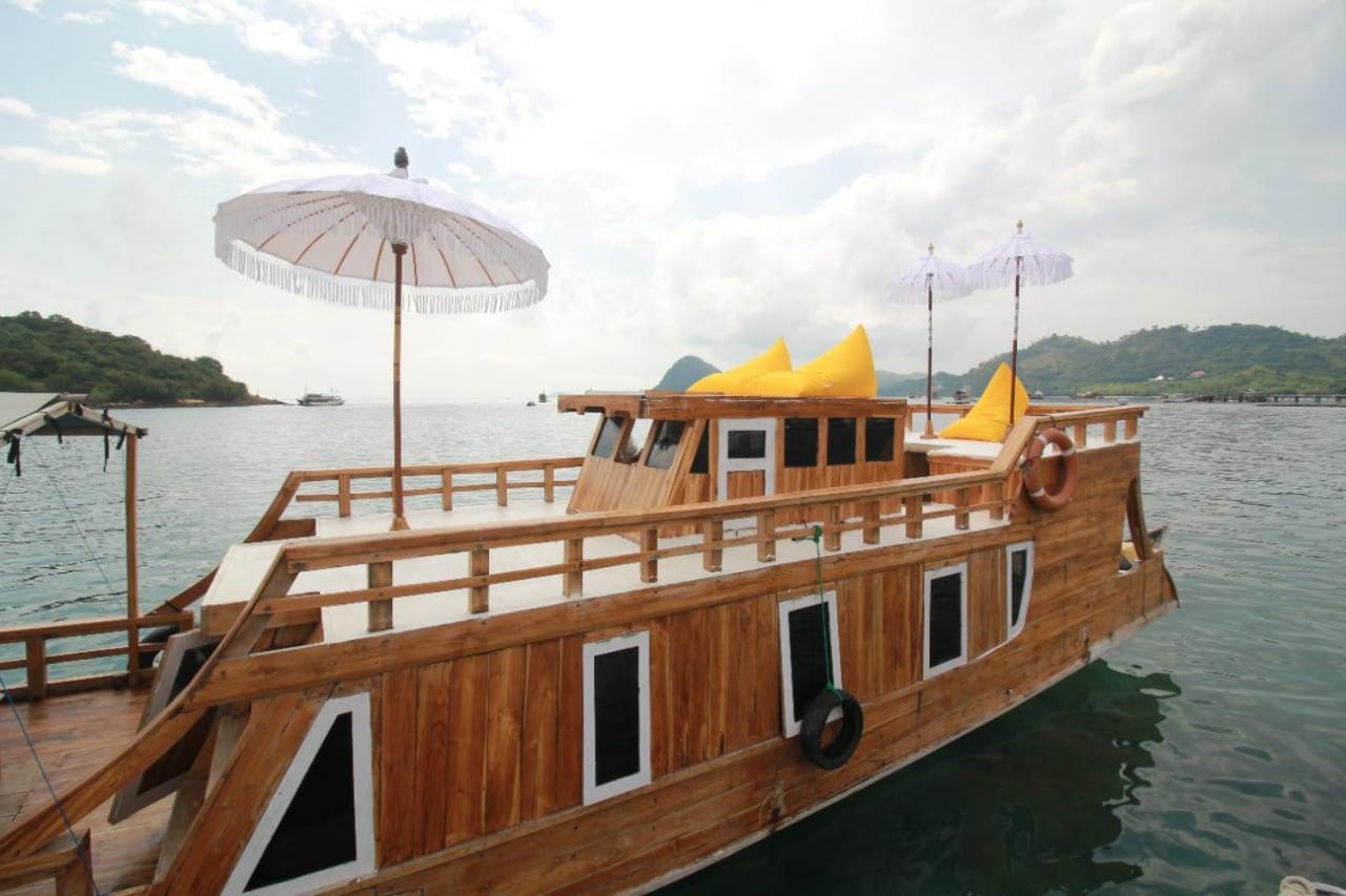 Komodoku One Love Homestay And Tour Labuan Bajo Exterior foto