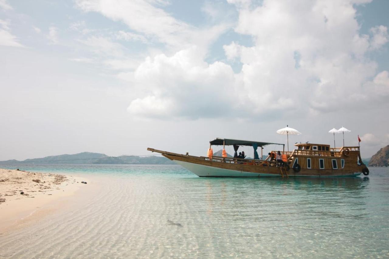Komodoku One Love Homestay And Tour Labuan Bajo Exterior foto